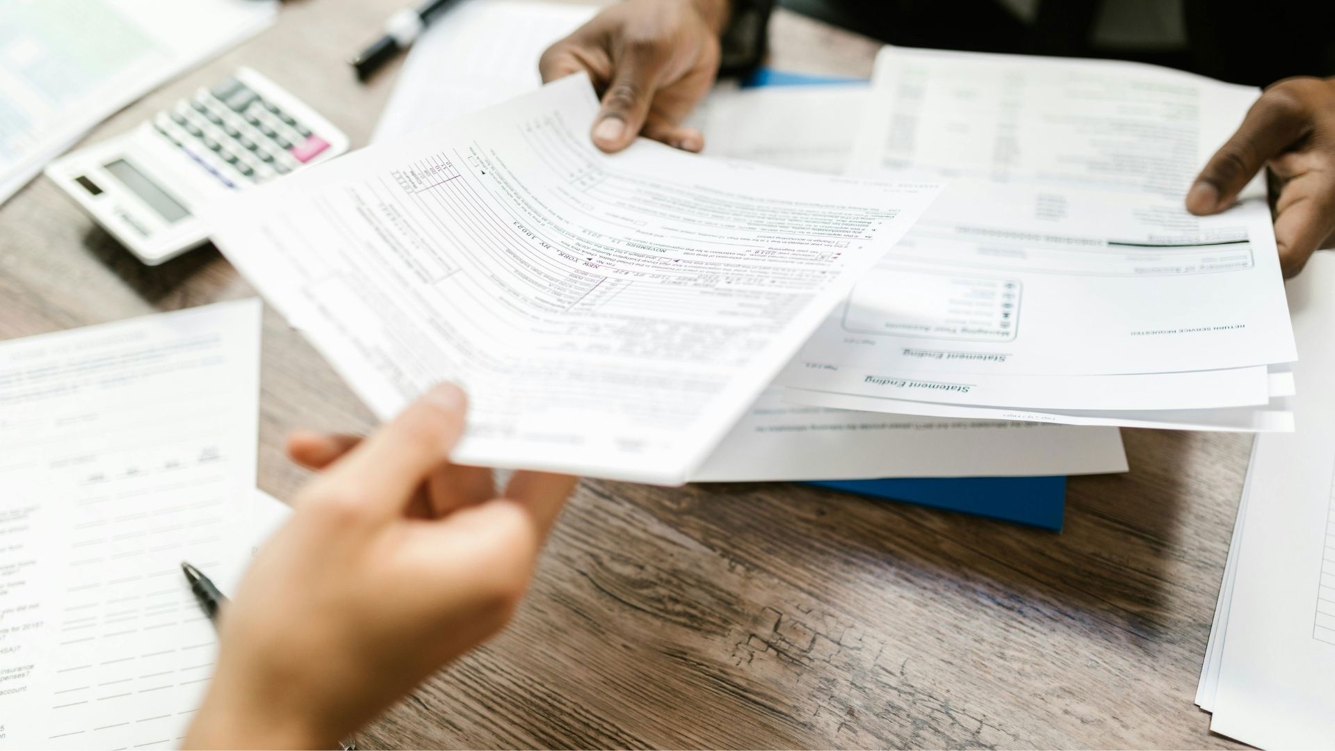 Ce se întâmplă dacă o firmă depășește plafonul de scutire de TVA, dar se înregistrează târziu la ANAF